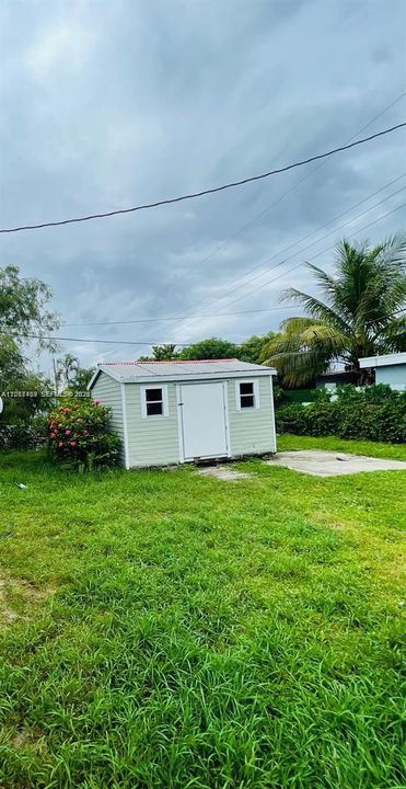 For Rent: $2,800 (3 beds, 1 baths, 851 Square Feet)