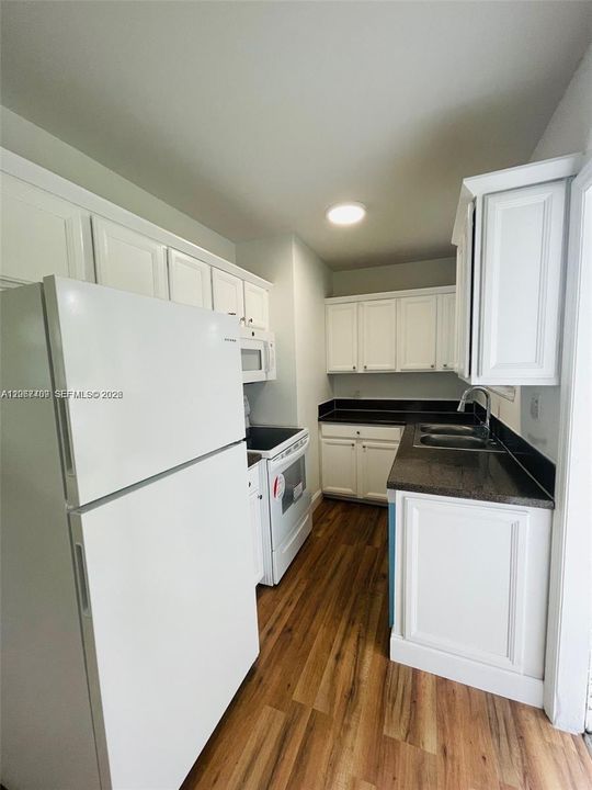 For Rent: $2,800 (3 beds, 1 baths, 851 Square Feet)