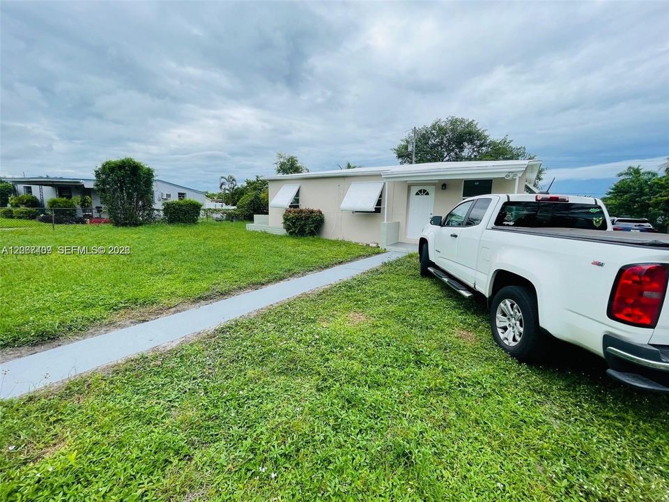 For Rent: $2,800 (3 beds, 1 baths, 851 Square Feet)