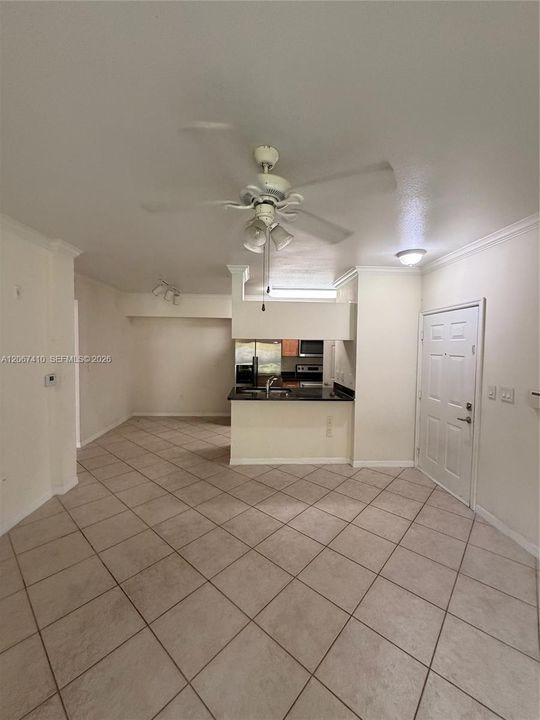 For Rent: $1,800 (1 beds, 1 baths, 740 Square Feet)
