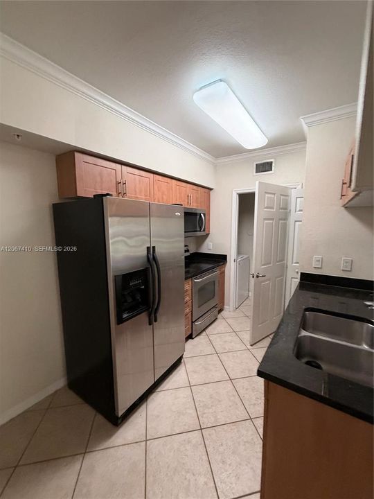 For Rent: $1,800 (1 beds, 1 baths, 740 Square Feet)