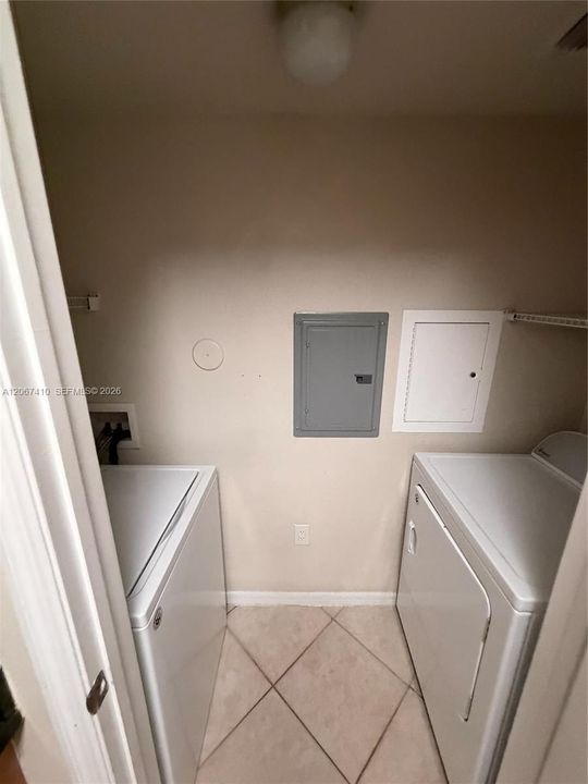 For Rent: $1,800 (1 beds, 1 baths, 740 Square Feet)