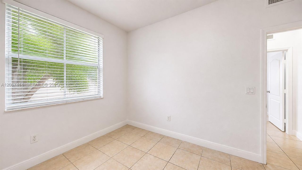 For Rent: $1,900 (3 beds, 2 baths, 1076 Square Feet)