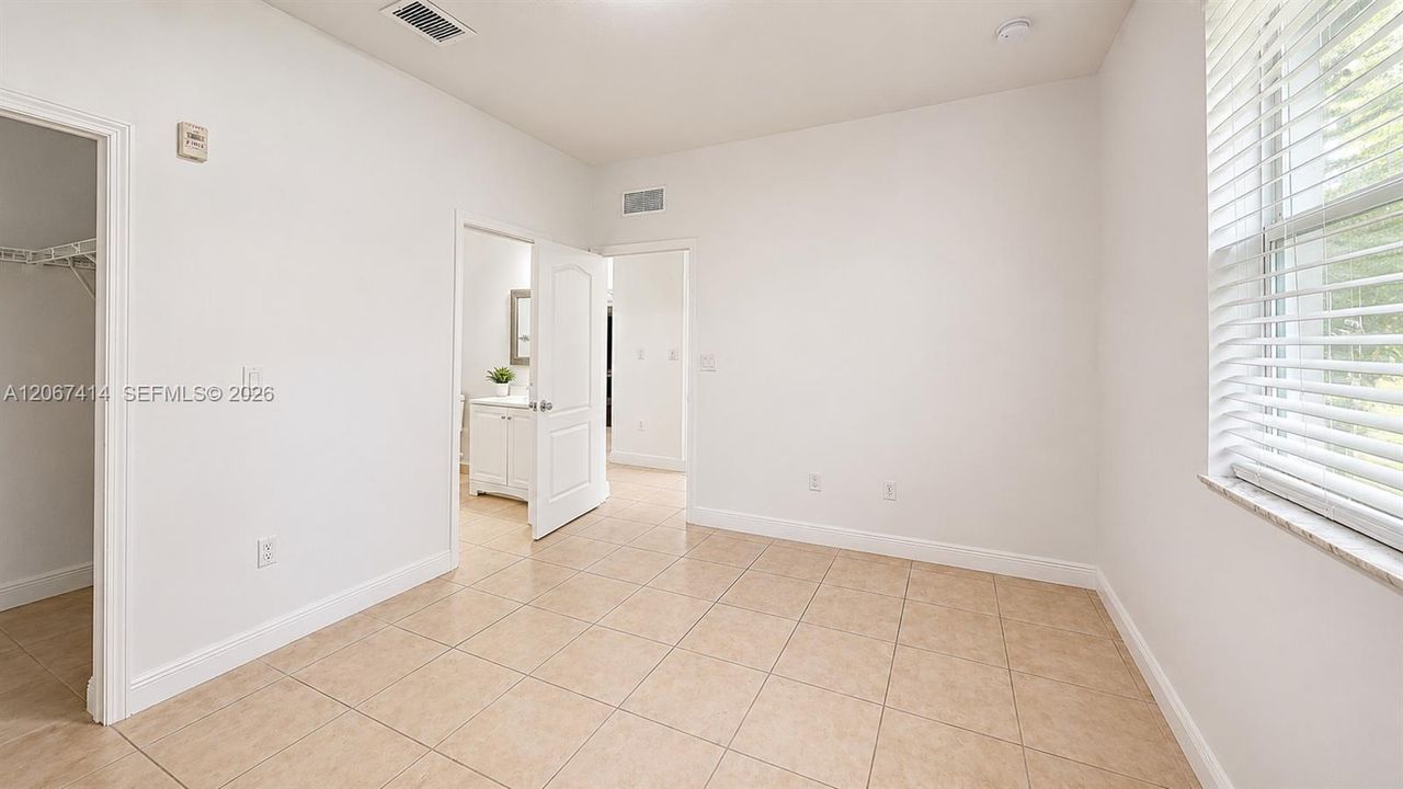 For Rent: $1,900 (3 beds, 2 baths, 1076 Square Feet)