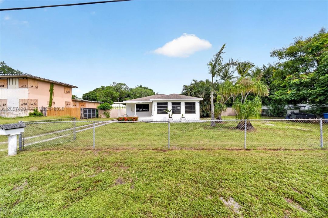 For Sale: $1,000,000 (2 beds, 1 baths, 1076 Square Feet)