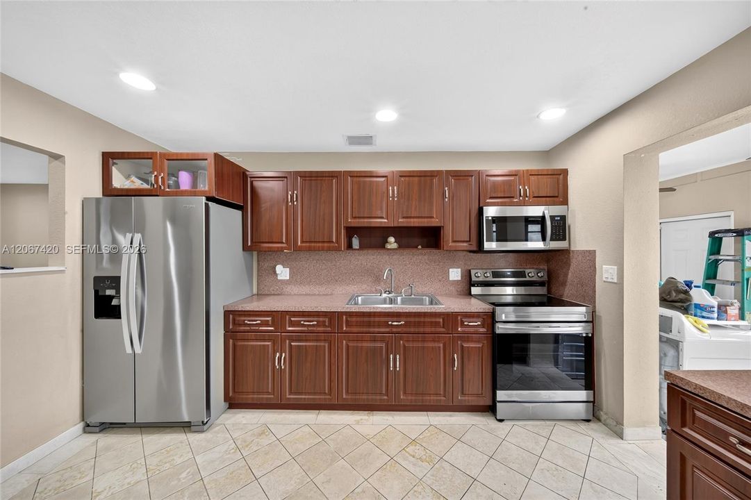 For Sale: $1,000,000 (2 beds, 1 baths, 1076 Square Feet)