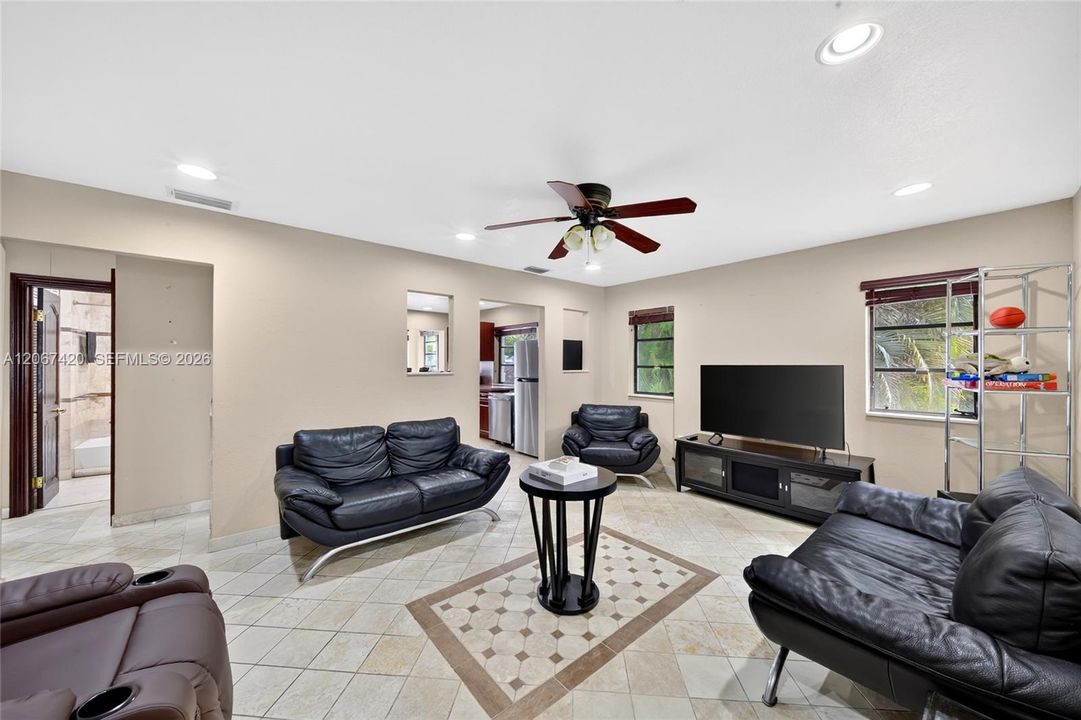 For Sale: $1,000,000 (2 beds, 1 baths, 1076 Square Feet)