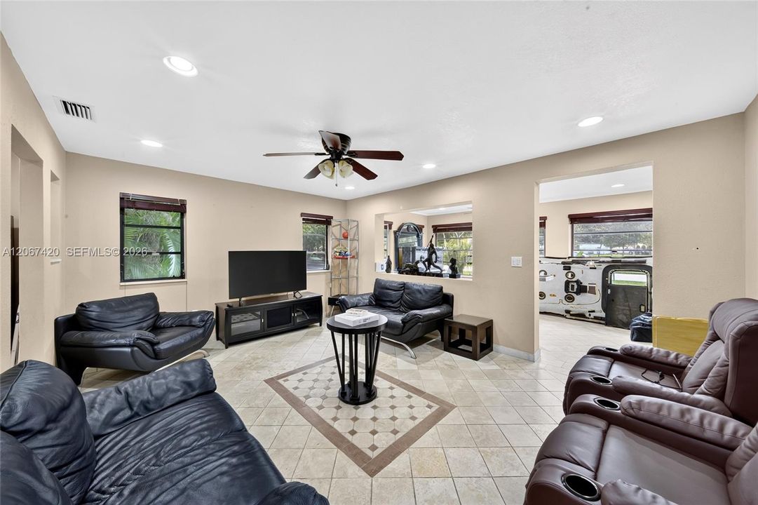 For Sale: $1,000,000 (2 beds, 1 baths, 1076 Square Feet)