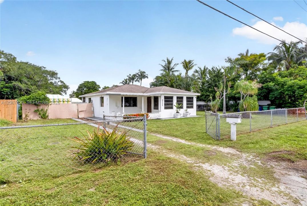 For Sale: $1,000,000 (2 beds, 1 baths, 1076 Square Feet)