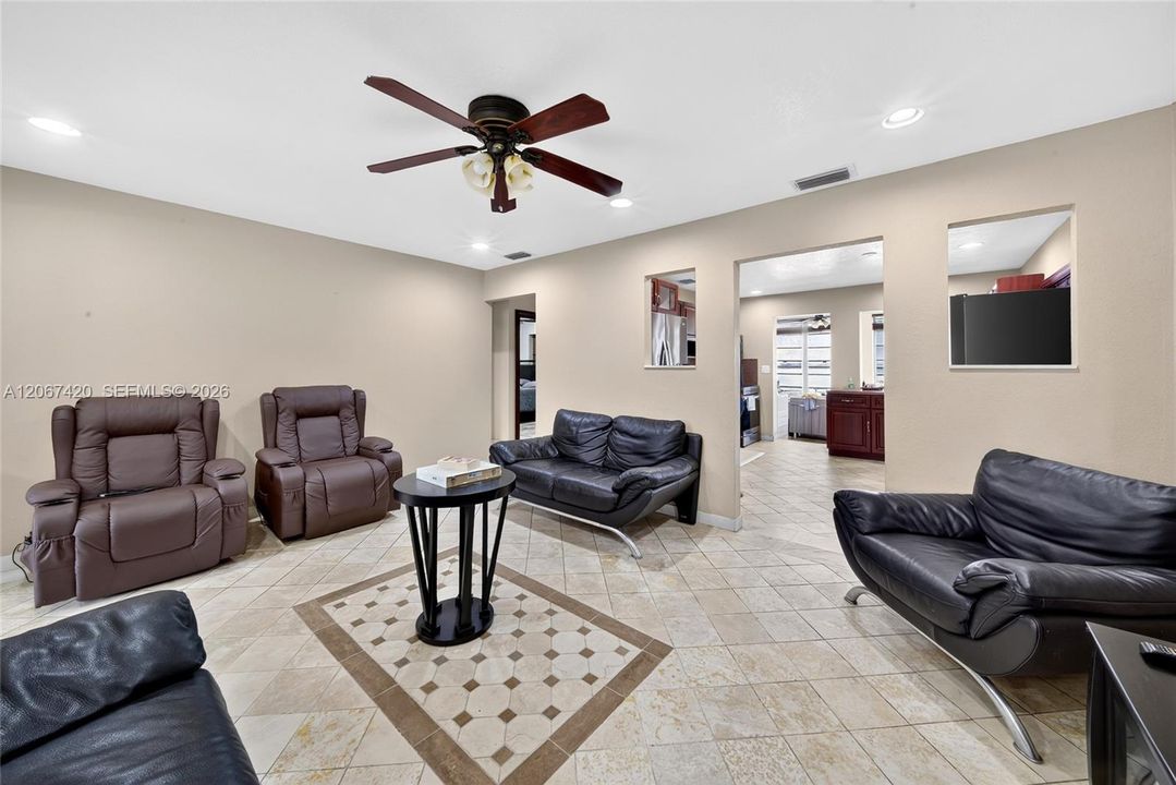 For Sale: $1,000,000 (2 beds, 1 baths, 1076 Square Feet)