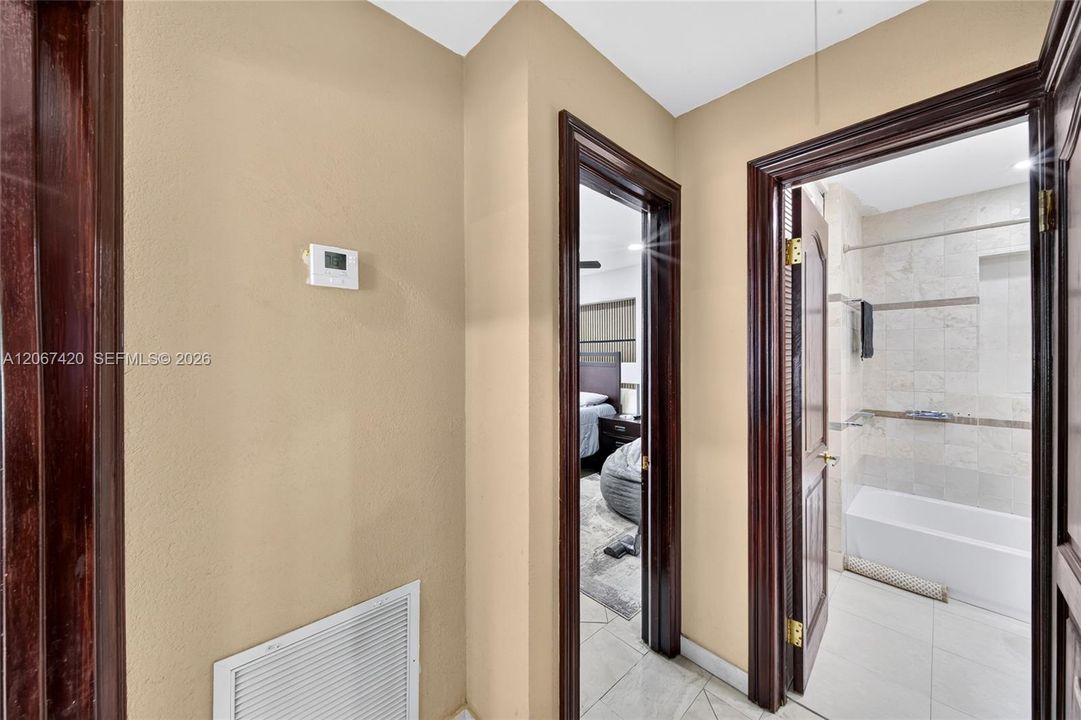 For Sale: $1,000,000 (2 beds, 1 baths, 1076 Square Feet)