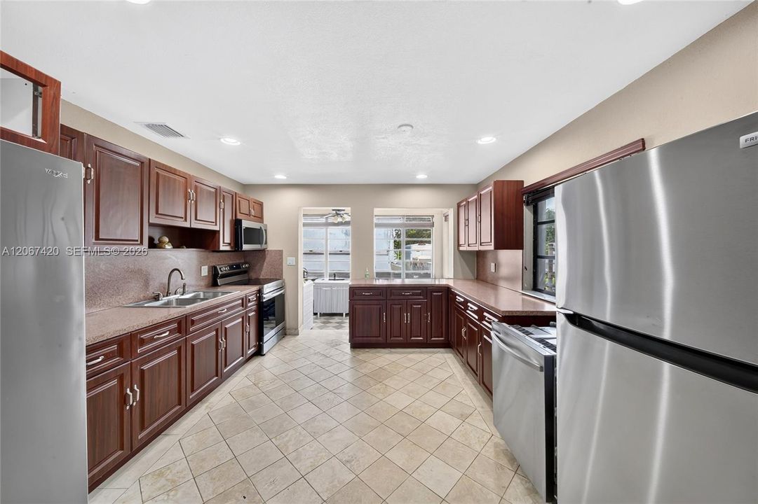 For Sale: $1,000,000 (2 beds, 1 baths, 1076 Square Feet)
