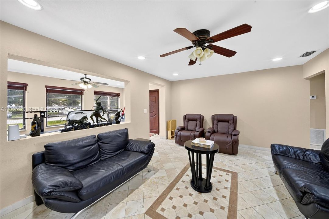 For Sale: $1,000,000 (2 beds, 1 baths, 1076 Square Feet)