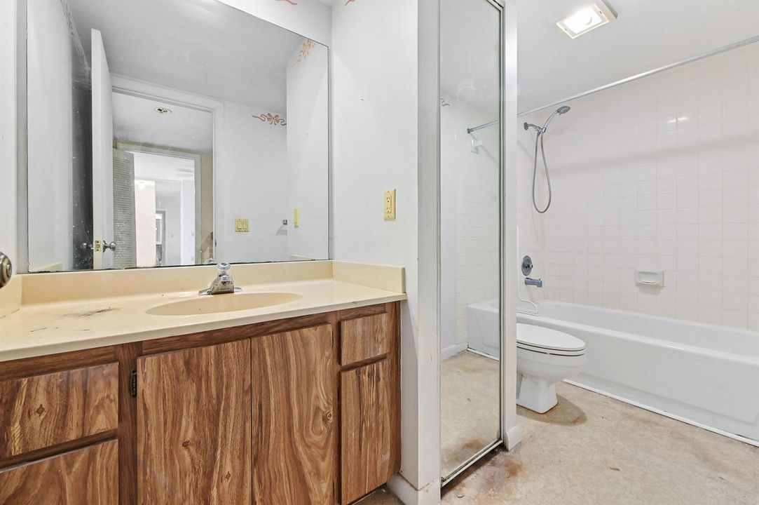 16 Bathroom 01