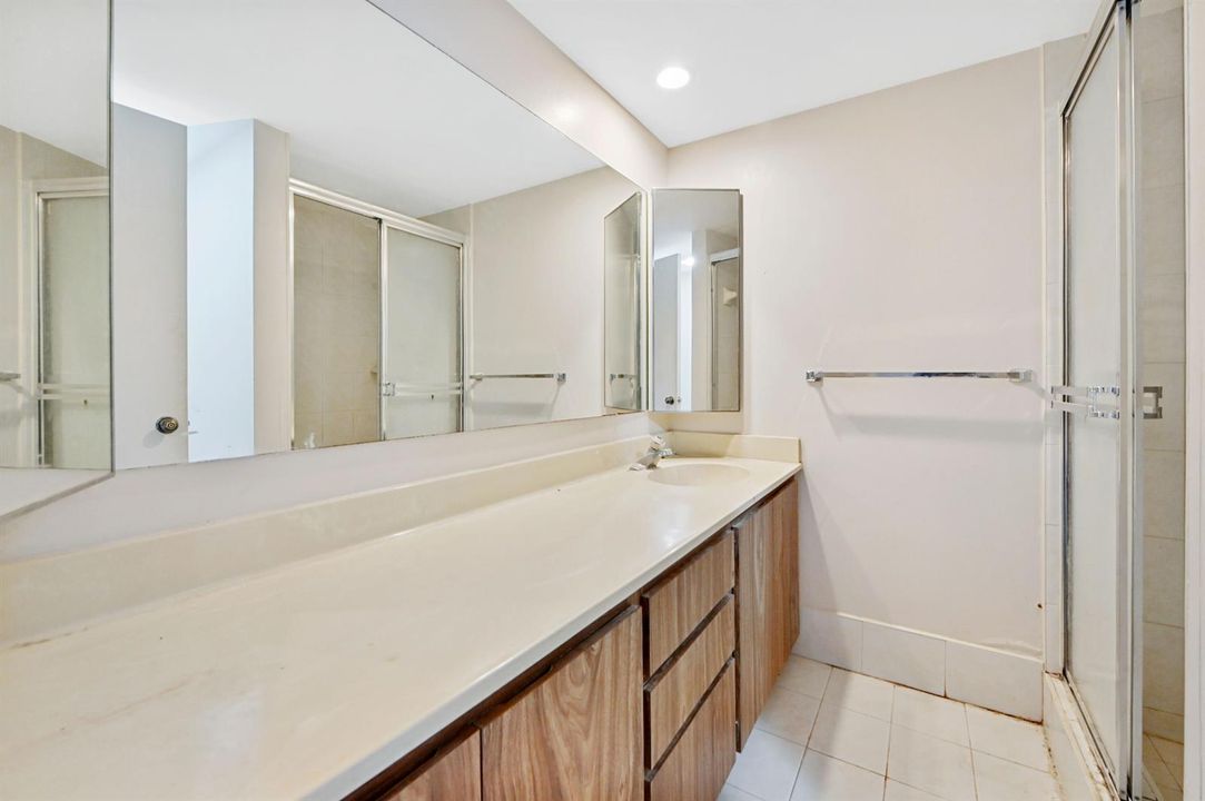 20 Bathroom 01