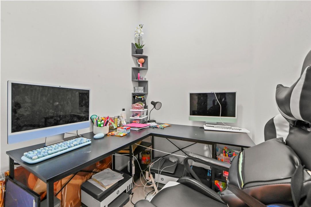 26 Office 02