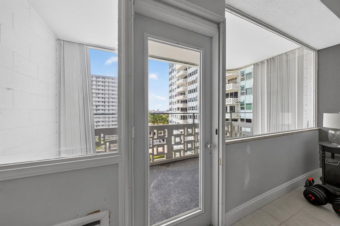 019-033-Balcony-4000x2664