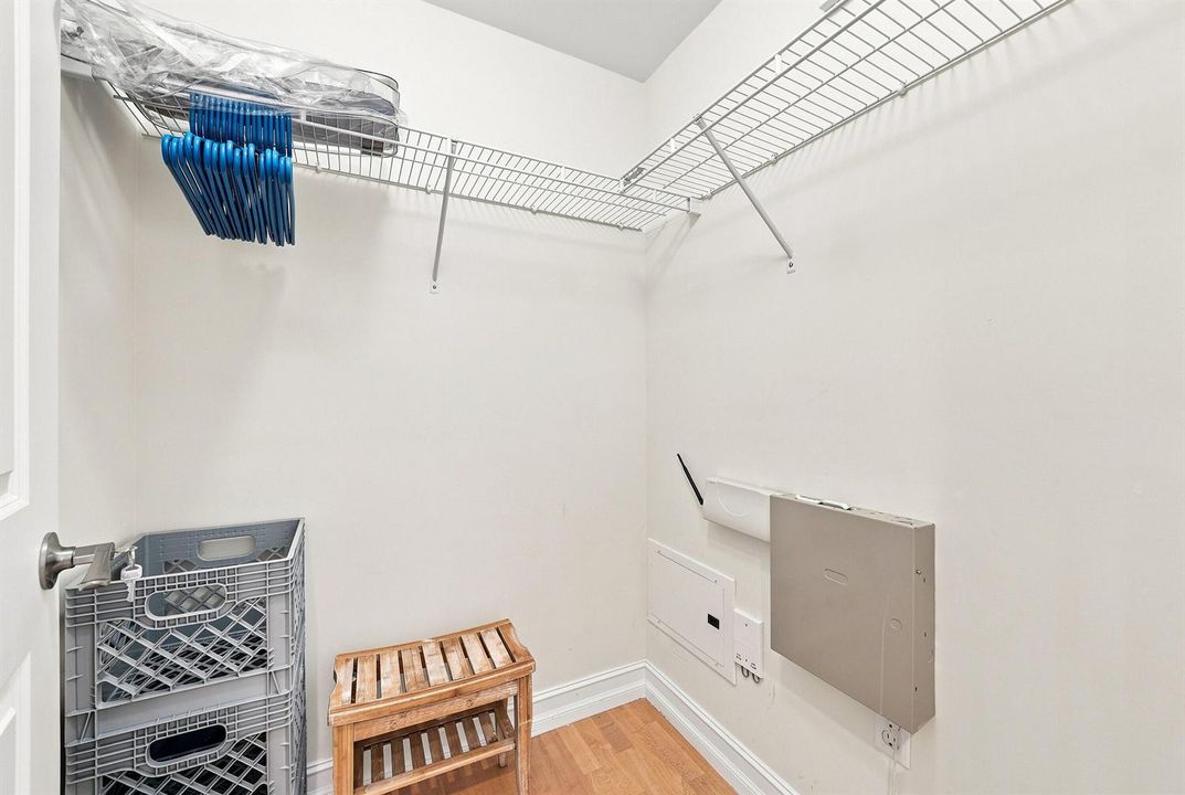 25_walk-in closet