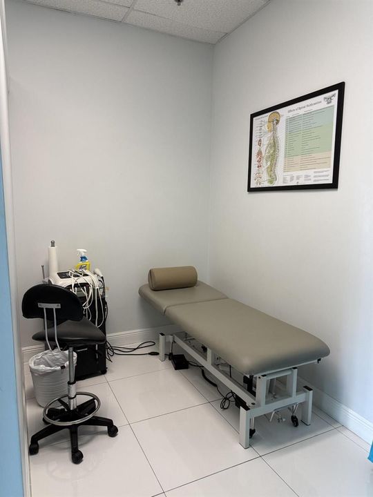 1750 N.Cong # 400 16 Treatment room