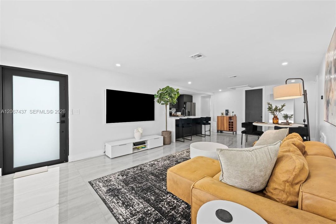 For Sale: $759,000 (3 beds, 3 baths, 1388 Square Feet)