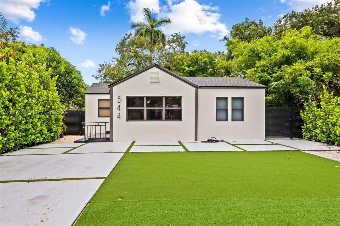 For Sale: $759,000 (3 beds, 3 baths, 1388 Square Feet)