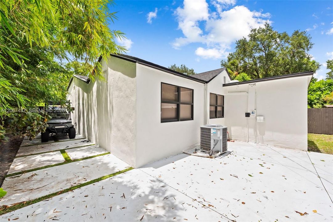 For Sale: $759,000 (3 beds, 3 baths, 1388 Square Feet)