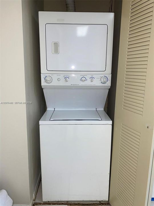 For Rent: $1,800 (1 beds, 1 baths, 848 Square Feet)