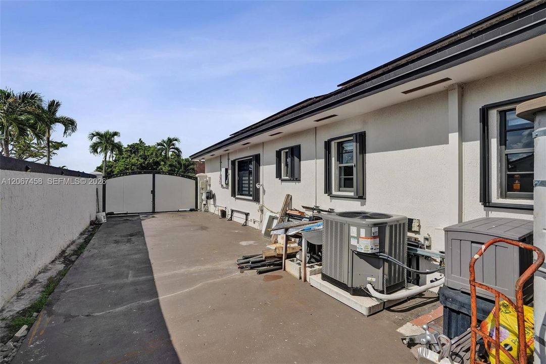 For Sale: $680,000 (3 beds, 2 baths, 1733 Square Feet)