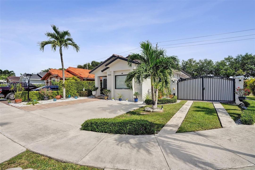 For Sale: $680,000 (3 beds, 2 baths, 1733 Square Feet)