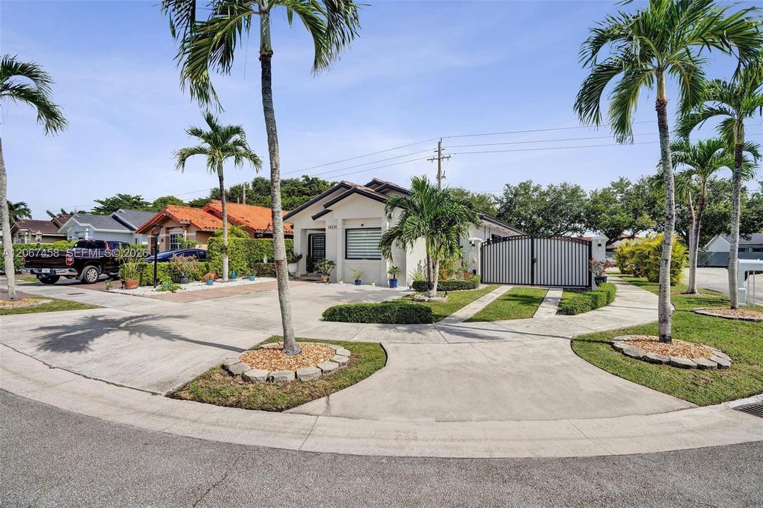 For Sale: $680,000 (3 beds, 2 baths, 1733 Square Feet)