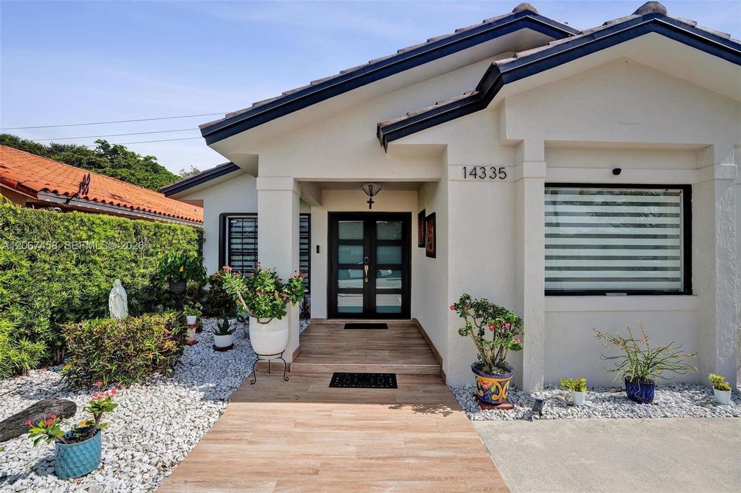 For Sale: $680,000 (3 beds, 2 baths, 1733 Square Feet)