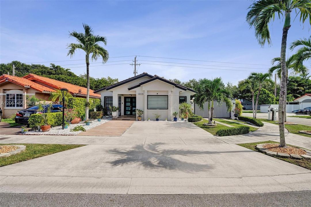 For Sale: $680,000 (3 beds, 2 baths, 1733 Square Feet)