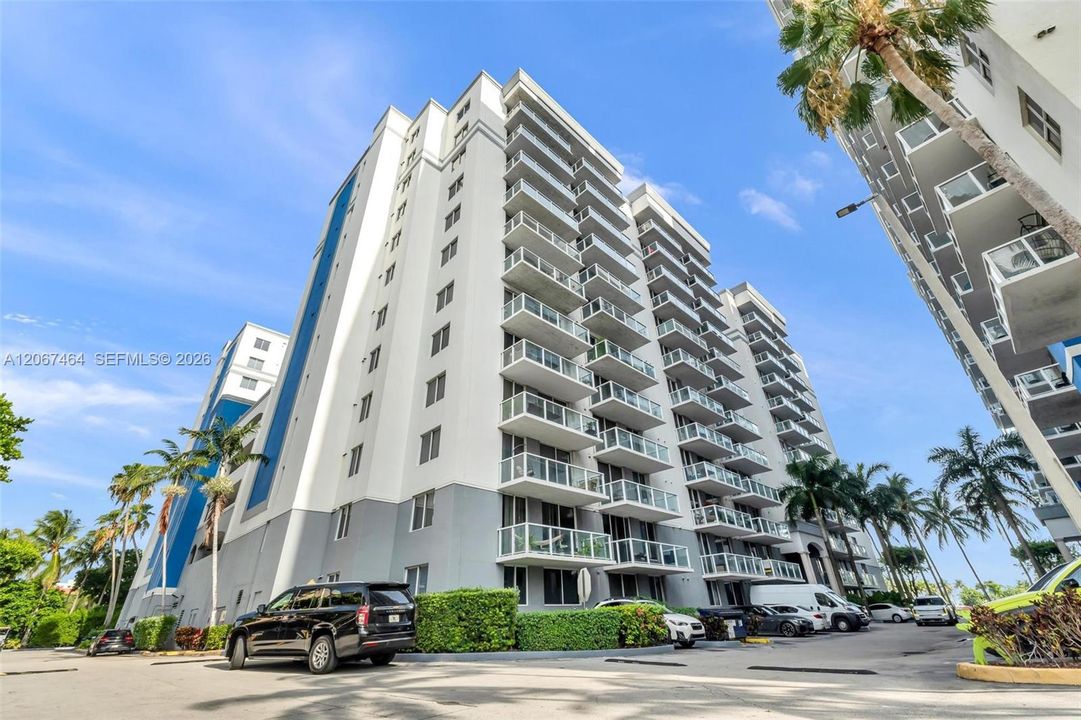 For Sale: $340,000 (2 beds, 2 baths, 787 Square Feet)