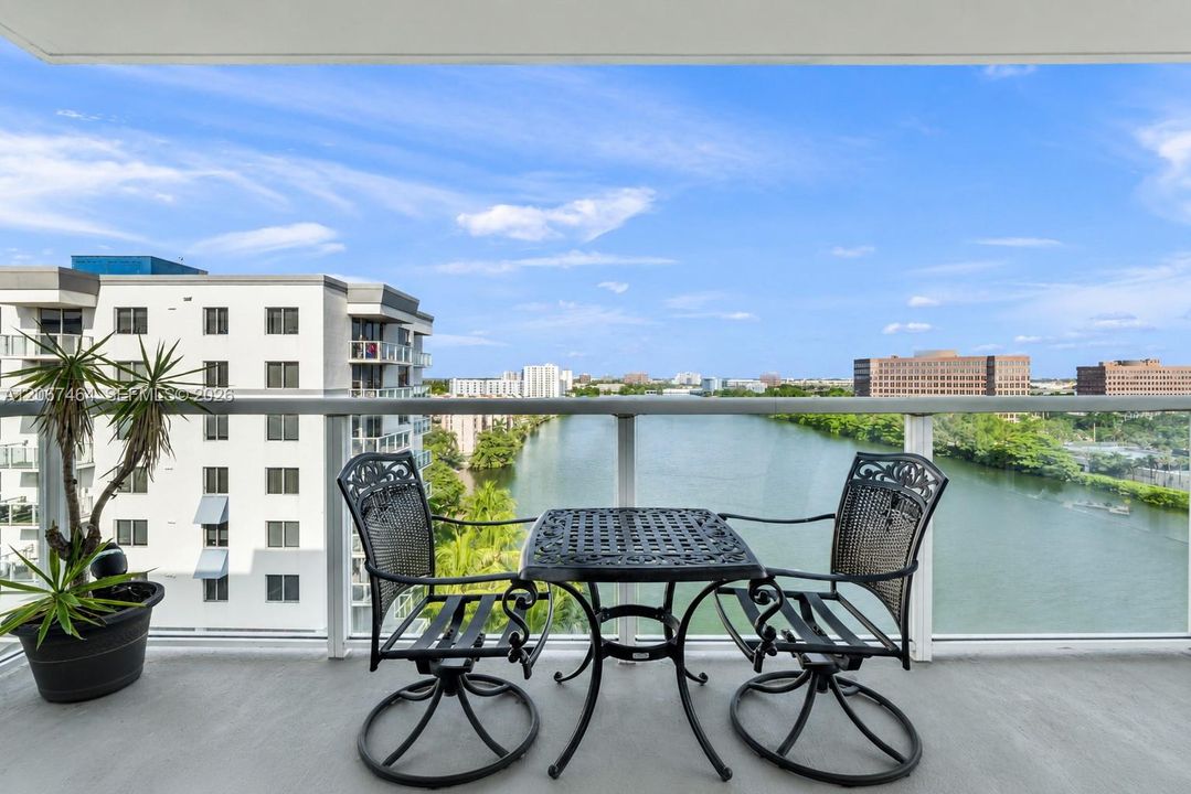 For Sale: $340,000 (2 beds, 2 baths, 787 Square Feet)