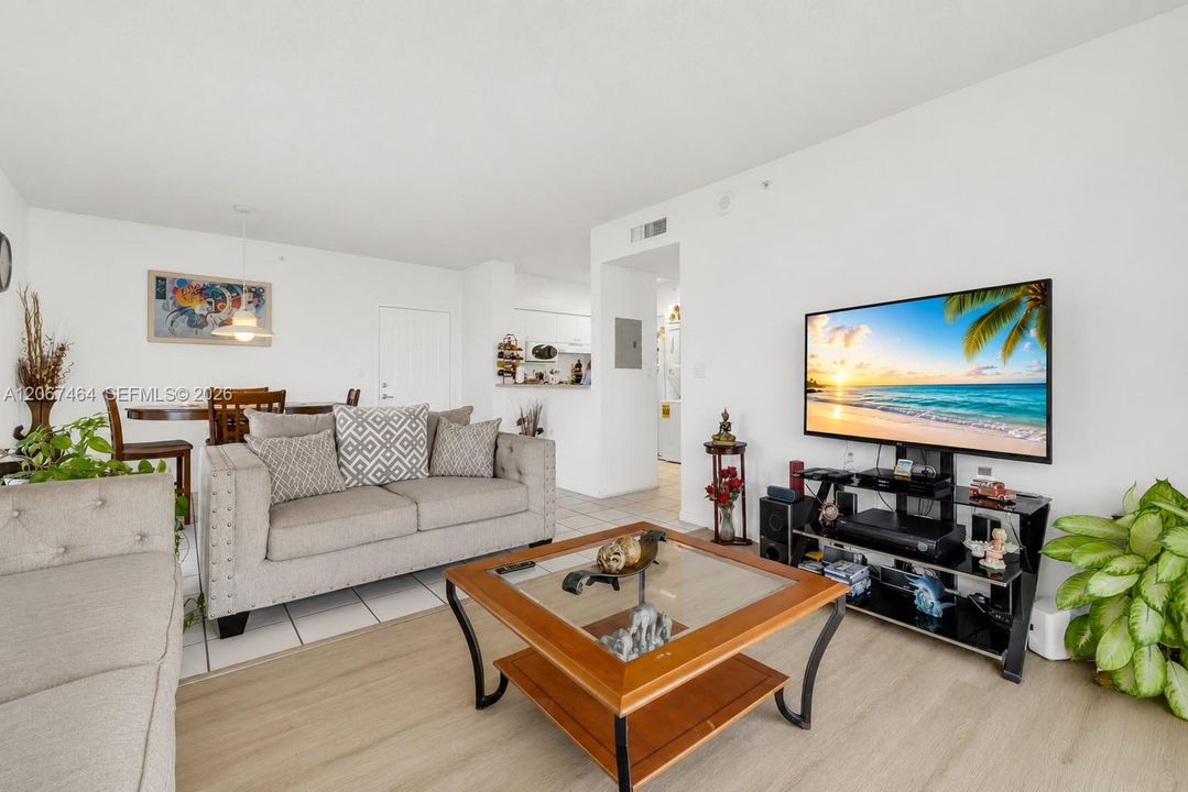 For Sale: $340,000 (2 beds, 2 baths, 787 Square Feet)