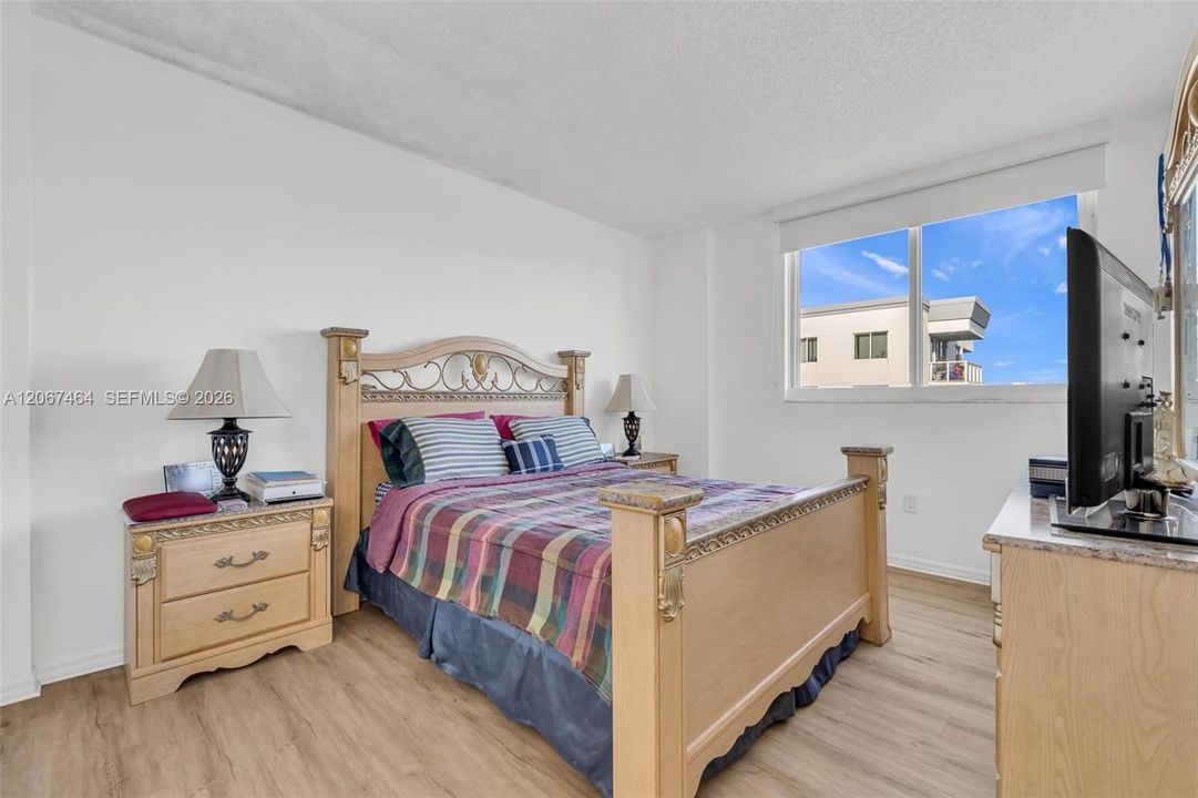 For Sale: $340,000 (2 beds, 2 baths, 787 Square Feet)