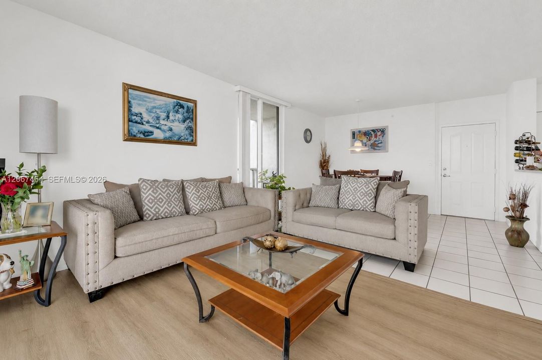 For Sale: $340,000 (2 beds, 2 baths, 787 Square Feet)