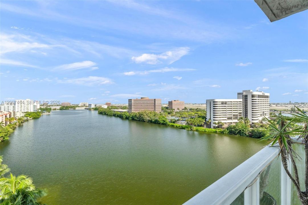 For Sale: $340,000 (2 beds, 2 baths, 787 Square Feet)