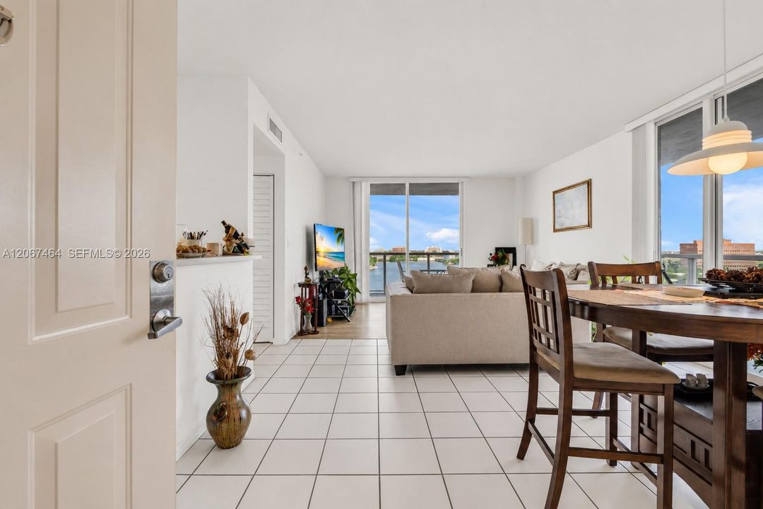 For Sale: $340,000 (2 beds, 2 baths, 787 Square Feet)