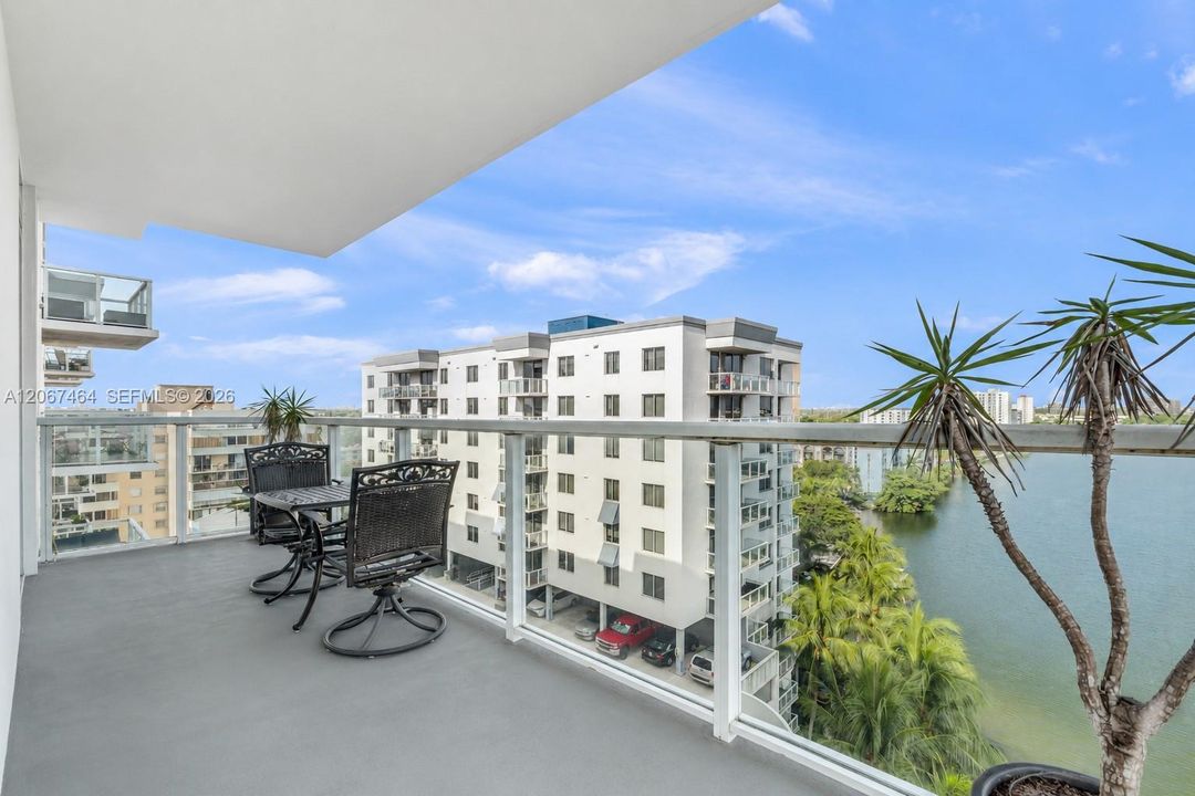 For Sale: $340,000 (2 beds, 2 baths, 787 Square Feet)