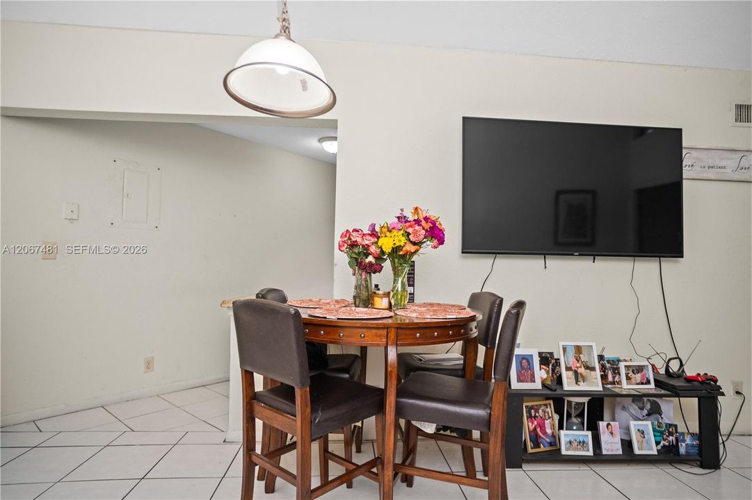 En Venta: $168,000 (2 camas, 2 baños, 890 Pies cuadrados)