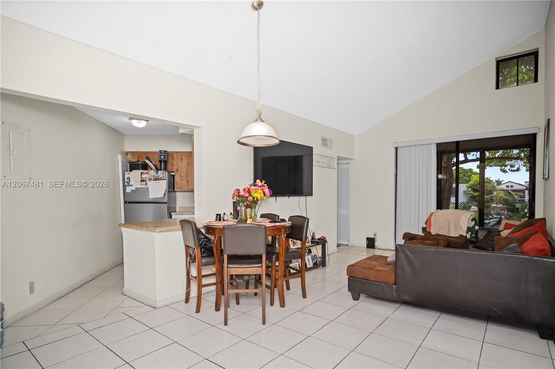 En Venta: $168,000 (2 camas, 2 baños, 890 Pies cuadrados)