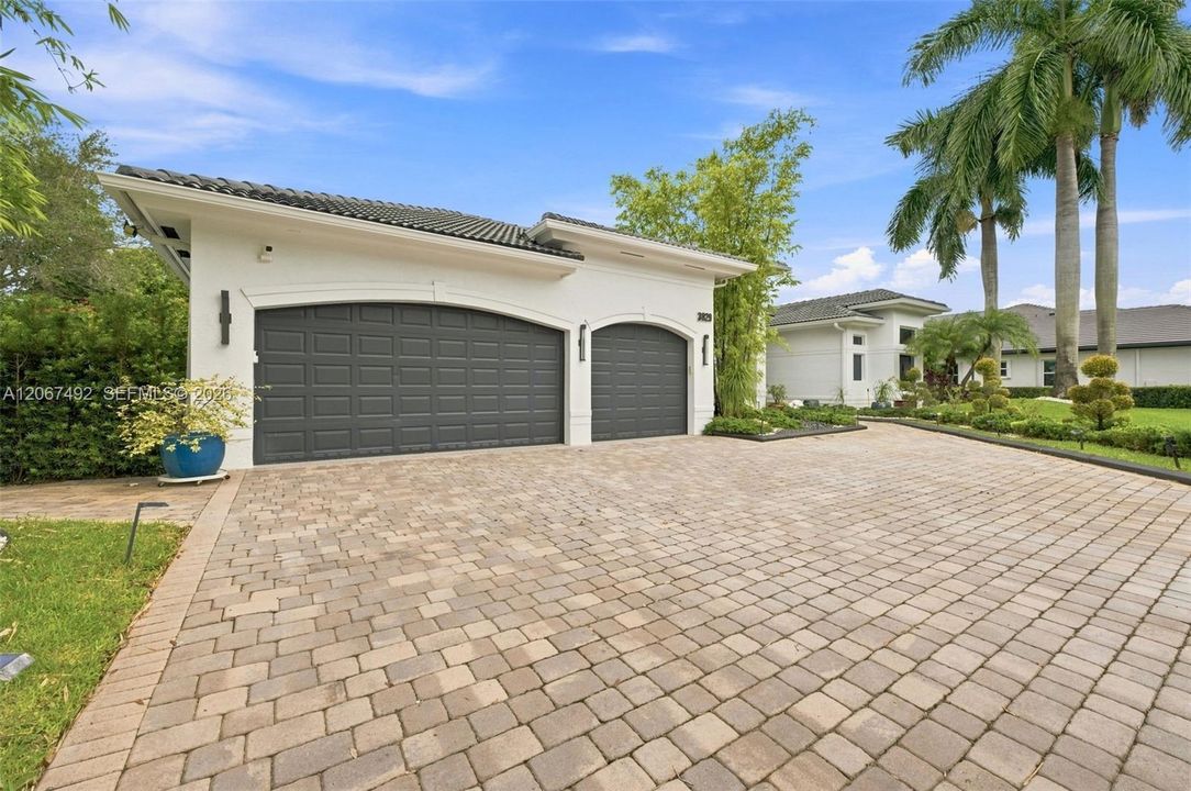 For Sale: $2,699,000 (5 beds, 3 baths, 3659 Square Feet)