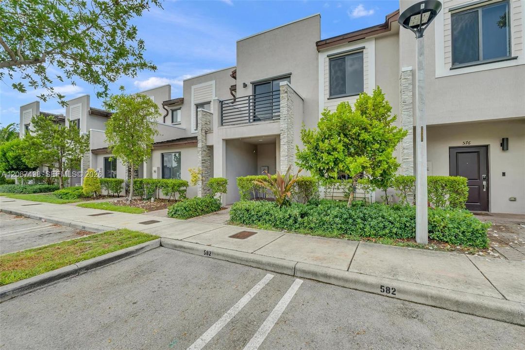 Recently Rented: $3,100 (3 beds, 2 baths, 1662 Square Feet)