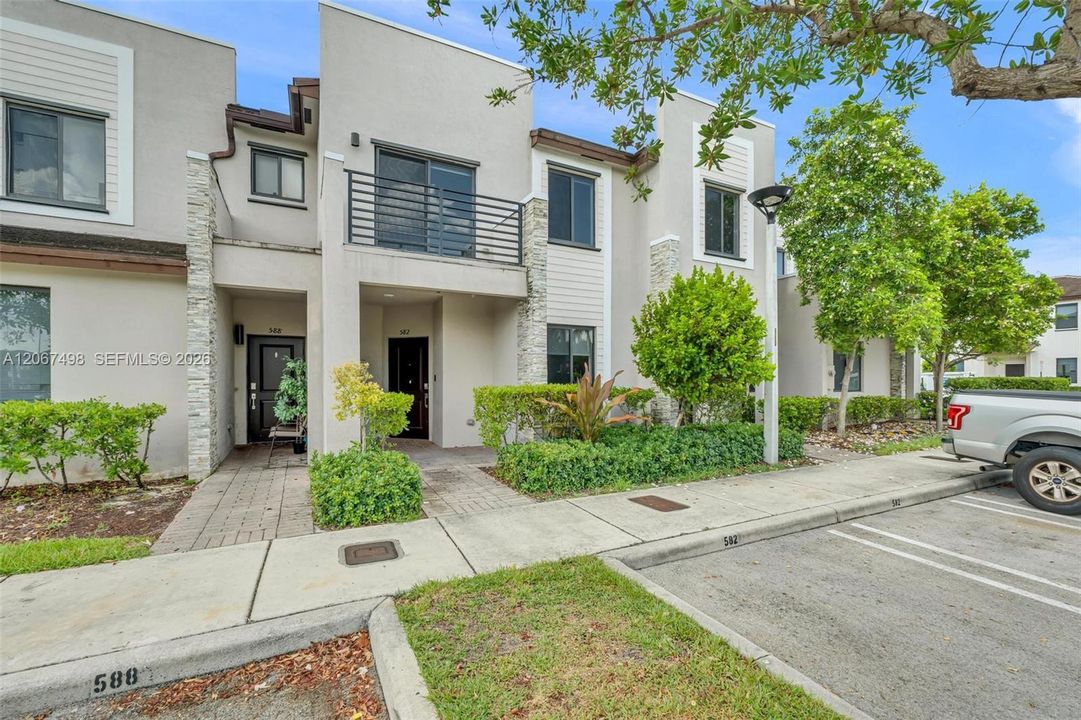 Recently Rented: $3,100 (3 beds, 2 baths, 1662 Square Feet)