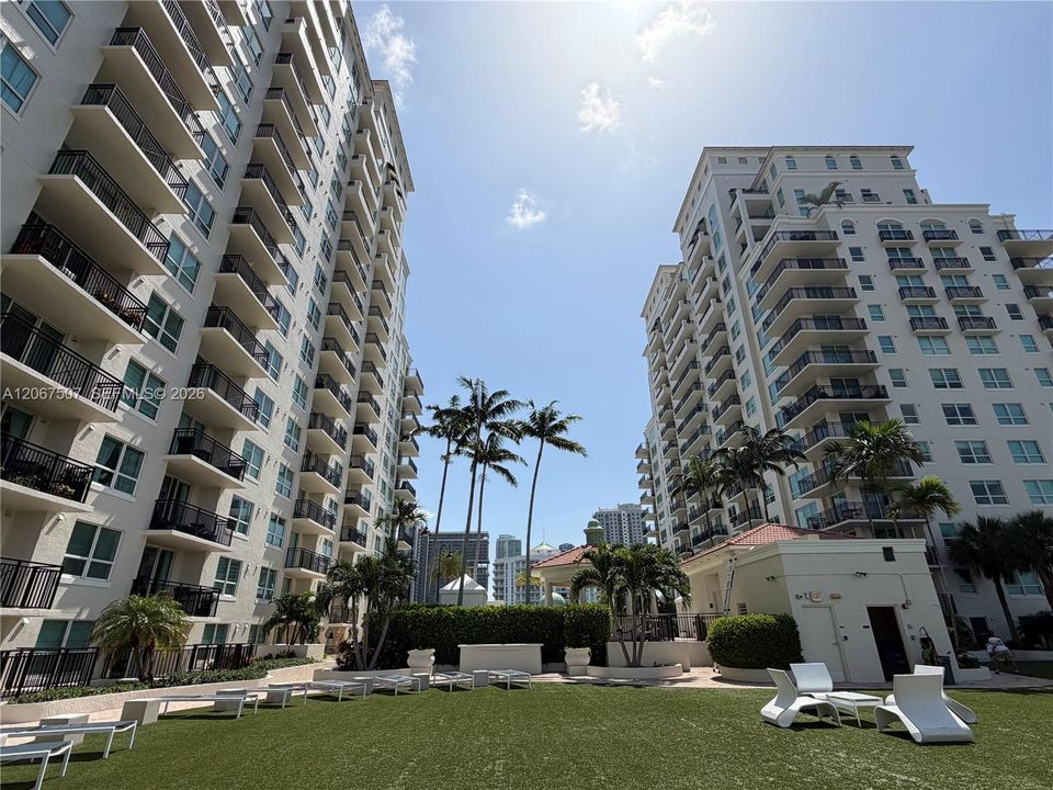 For Rent: $2,900 (2 beds, 2 baths, 1000 Square Feet)