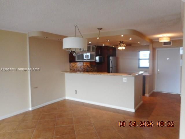 Active With Contract: $290,000 (2 beds, 2 baths, 1032 Square Feet)