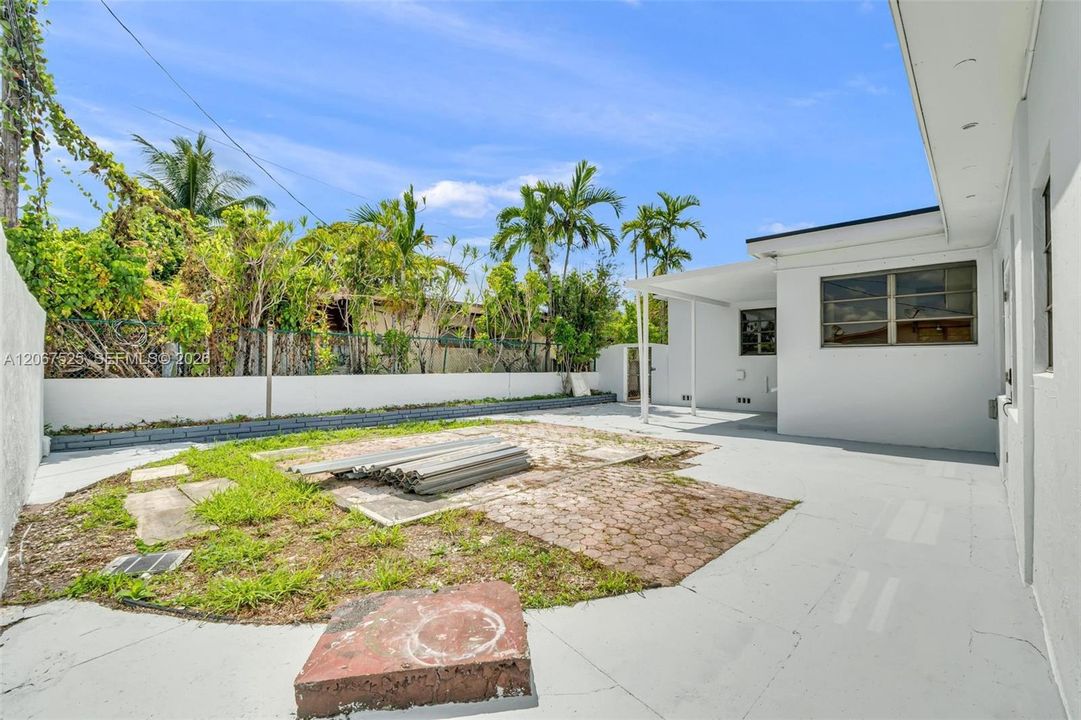 For Sale: $675,000 (5 beds, 2 baths, 1425 Square Feet)