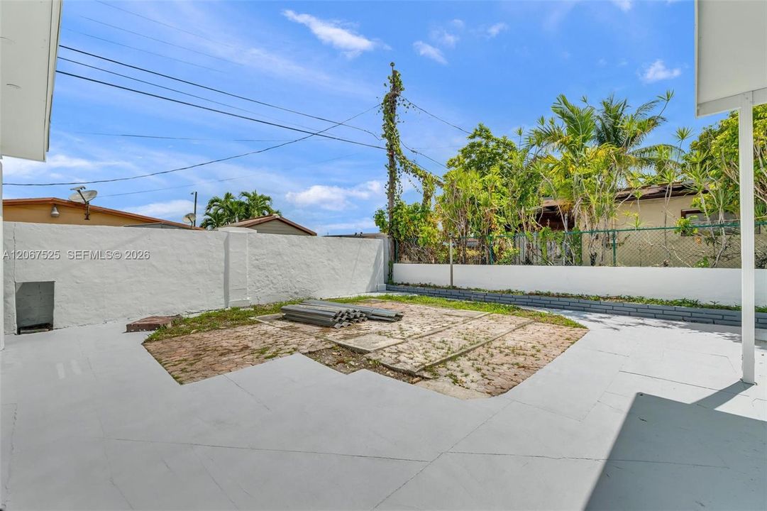 For Sale: $675,000 (5 beds, 2 baths, 1425 Square Feet)