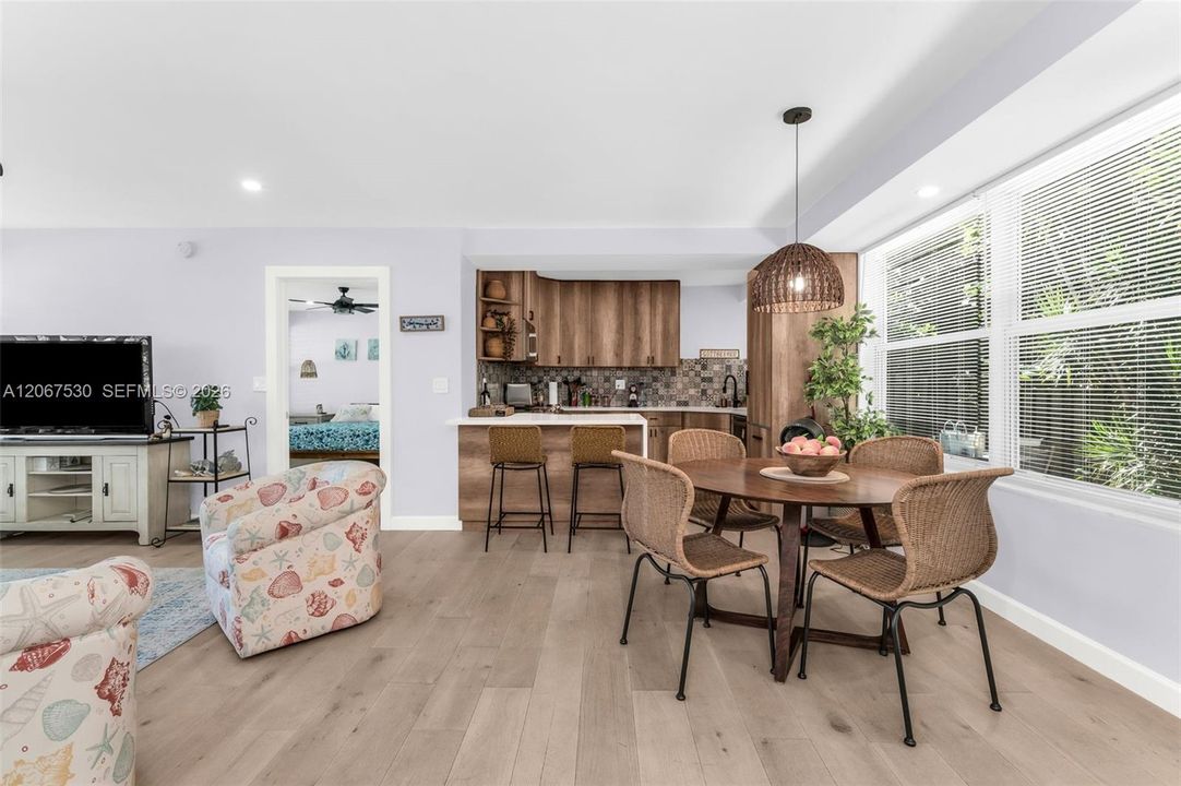 出租: $12,000 (2 贝兹, 2 浴室, 1090 平方英尺)